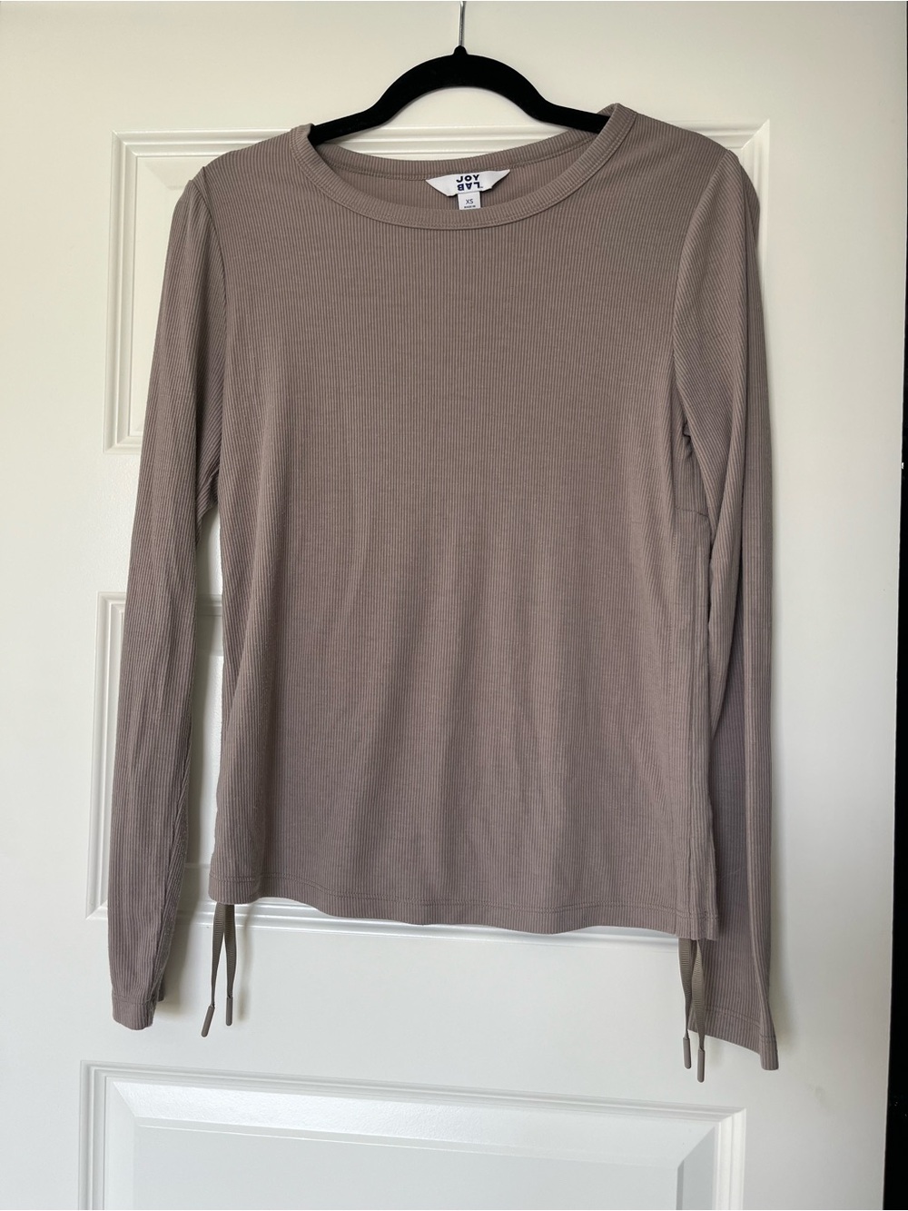 *LIKE NEW* Long Sleeve Ribbed Athleisure Top with Ruched Sides in Taupe